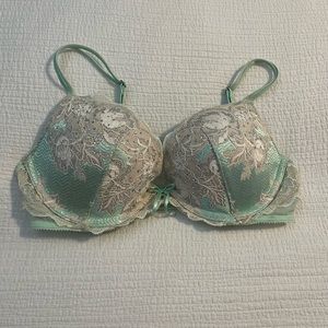Like New Victoria Secret Lace Mint Push Up Bra